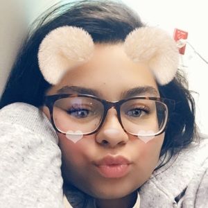 Meet your Posher, Casandra